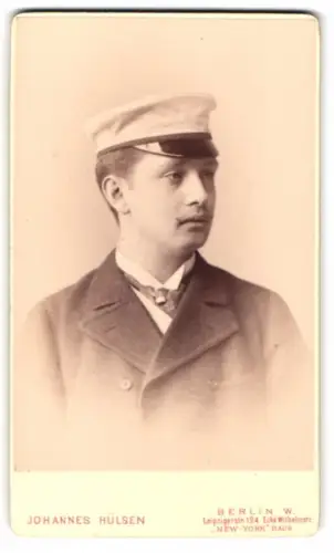 Fotografie Johannes Hülsen, Berlin, Leipzigerstr. 124, Portrait eines Studenten mit Mütze