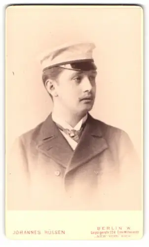 Fotografie Johannes Hülsen, Berlin, Leipzigerstr. 124, Porträt eines jungen Studenten mit Schirmmütze