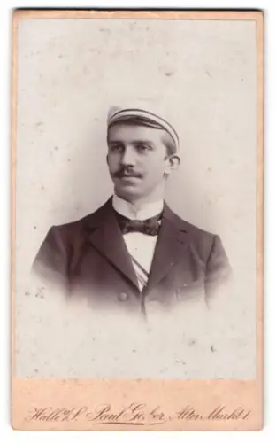 Fotografie Paul Gerber, Halle a. S., Alter Markt 1, Porträt eines Studenten mit Couleur und Schirmmütze