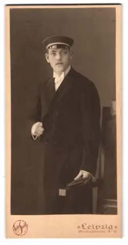 Fotografie Atelier Strauss GmbH, Leipzig, Windmühlenstrasse 8-12, eleganter junger Student im Anzug mit Couleur an Mütze