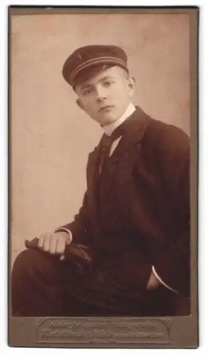 Fotografie Curt Schröder, Döbeln, junger Student im Anzug mit Schirmmütze