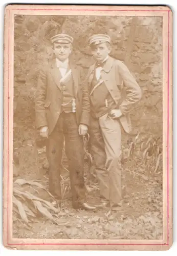 Fotografie unbekannter Fotograf und Ort, Zwei junge Studenten mit Couleur und Zipfel