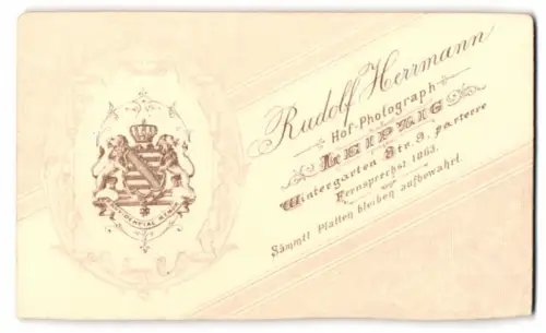Fotografie Rudolf Herrmann, Leipzig, Wintergartenstrasse 9, königliches Wappen nebst Anschrift des Atelier