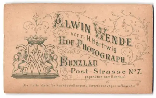 Fotografie Alwin Wende, Bunzlau, Post-Strasse 7, kgl. Wappen mit Monogramm des Fotografen und floraler Verzierung