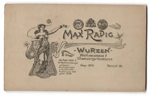Fotografie Max Radig, Wurzen, Wettinerstrasse 7, Damendarstellung mit Wappenschild und Atelier Adresse