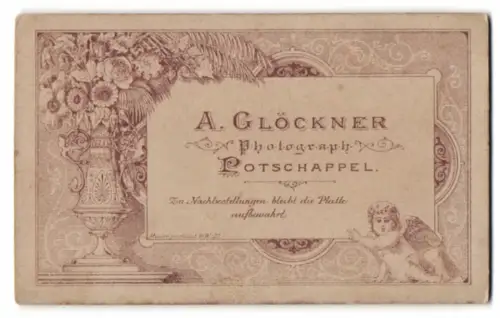 Fotografie A. Glöckner, Potschappel, Anschrift des Atelier auf Visitenkarte nebst Blumenvase