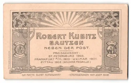 Fotografie Robert Kubitz, Bautzen, neben der Post, aufgehende Sonne mit Bäumen und Anschrift des Fotografen