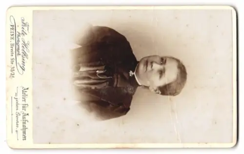 Fotografie Fritz Helbsing, Peine, Breite Strasse 33/34, Ansicht Peine, das Atelierhaus nebst klg. Wappen