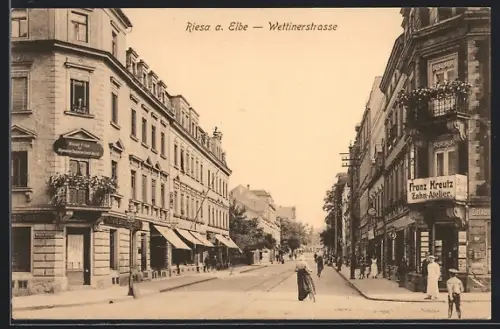 AK Riesa, Wettinerstrasse mit Geschäften