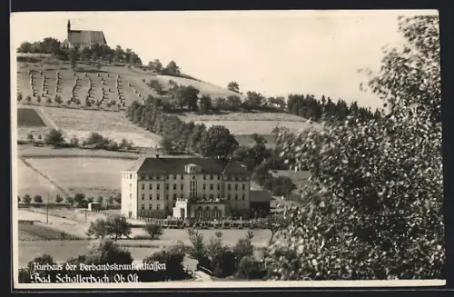 AK Bad Schallerbach /Ob. Öst., Kurhaus der Verbandskrankenkassen, Im Hintergrund Kirche
