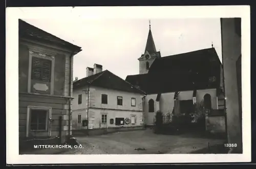 AK Mitterkirchen /O. Ö., Strassenpartie mit Kirche