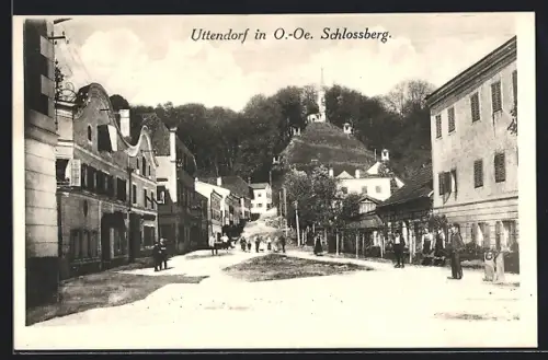 AK Uttendorf i. O.-Oe., Strassenpartie mit Schlossberg