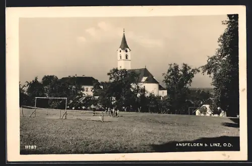 AK Ansfelden bei Linz, Teilansicht mit Kirche, im Vordergrund Fussballplatz