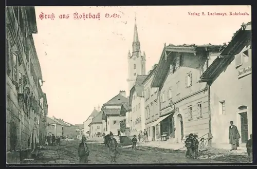 AK Rohrbach /O.-Oe., belebte Strassenpartie mit Blick nach der Kirche