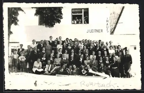 Foto-AK Rohrbach /O.-Oe., Gruppenaufnahme Frauen, Männer und Kinder vor dem Gasthaus J. Leitner