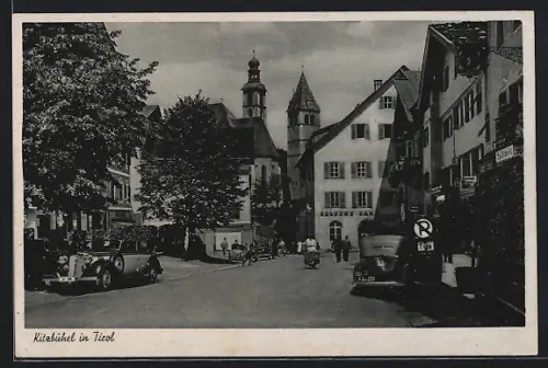 AK Kitzbühel in Tirol, Strassenpartie mit Wohnhäusern und Automobilen