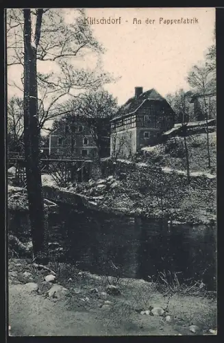 AK Klitschdorf, Pappenfabrik mit Brücke vom Wasser aus