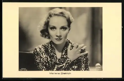AK Schauspielerin Marlene Dietrich in glitzernder Bluse