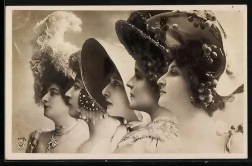 Foto-AK NPG Nr.443 /3: Vier Damen mit modischen Hüten