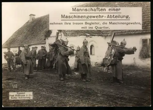 Riesen-AK Maschinengewehr-Abteilung vor ihrem Quartier, Maschinengewehr auf dem Rücken