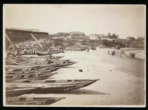Fotografie unbekannter Fotograf, Ansicht Accra, einheimische Boote am Strand in Ghana