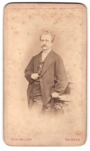 Fotografie Rich. Müller, Dresden, Marienstrasse 26, Porträt eines eleganten Herrn