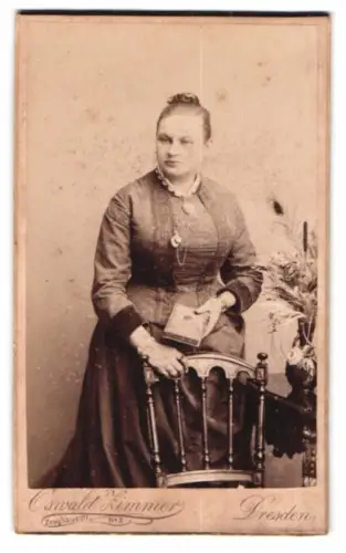 Fotografie Oswald Zimmer, Dresden, Zeughausstrasse 3, Frau in elegantem Kleid mit Buch