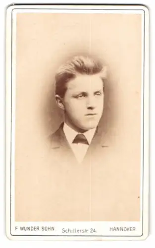 Fotografie F. Wunder Sohn, Hannover, Schillerstr. 24, Porträt eines jungen Mannes