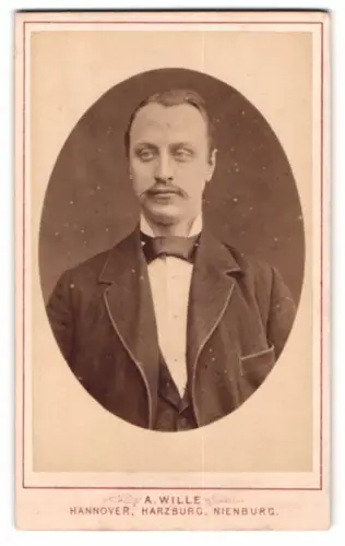 Fotografie A. Wille, Hannover, Osterstrasse 83, Porträt eines eleganten Herrn
