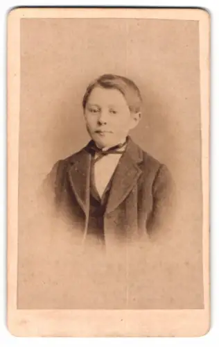 Fotografie H. Nebbien, Oldenburg, Junge in feinem Anzug