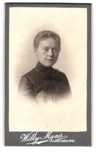 Fotografie Willy Maas, Oldenburg, Theaterwall 15, Portrait einer Frau in eleganter Kleidung 1902