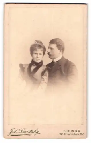 Fotografie Jul. Lawitzky, Berlin, Friedrichstr. 138, Porträt eines Paares