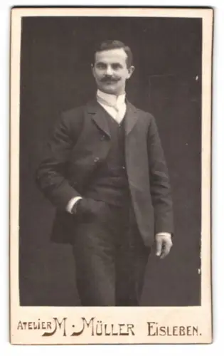 Fotografie M. Müller, Eisleben, Bahnhofstrasse 23, Porträt eines eleganten Herrn