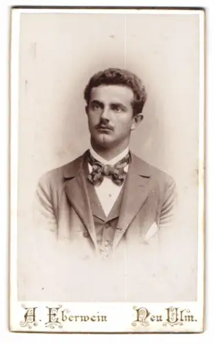 Fotografie A. Eberwein, Neu Ulm, Bahnhofstrasse, Porträt eines eleganten Herrn