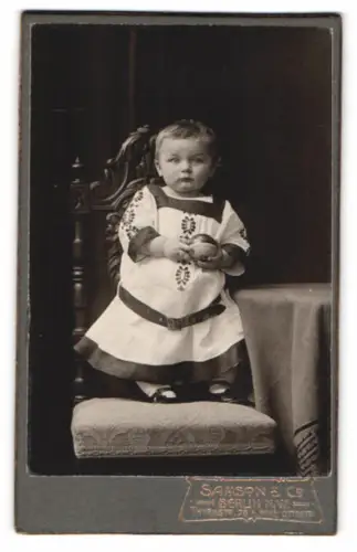 Fotografie Samson & Co., Berlin, Thurmstr. 76, Kind mit Ball auf einem Stuhl