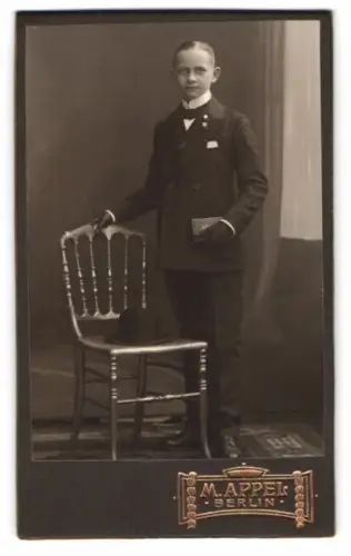 Fotografie M. Appel, Berlin, Neue Königstr. 2, Junge in Anzug mit Hut und Buch