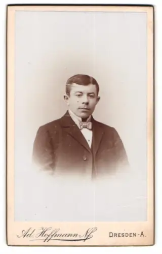 Fotografie Ad. Hoffmann, Dresden, Waisenhausstr. 38, Porträt eines jungen Mannes
