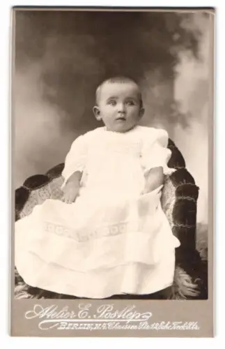 Fotografie E. Postlep, Berlin, Chausseestrasse 12, Kleinkind im weissen Kleid