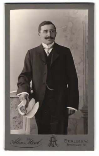 Fotografie Alex. Itzel, Berlin, Bredowstr. 16, Porträt eines Mannes mit Schnurrbart