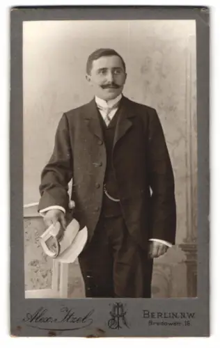 Fotografie Alex. Itzel, Berlin, Bredowstr. 16, Porträt eines eleganten Herrn