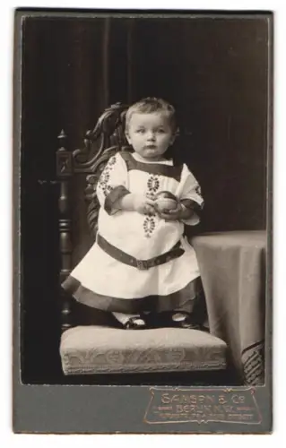 Fotografie Samson & Co., Berlin, Thurmstrasse 76, Kind auf einem Stuhl