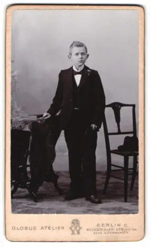 Fotografie Globus Atelier, Berlin, Rosenthaler Str. 53/54, Junge im feierlichen Anzug