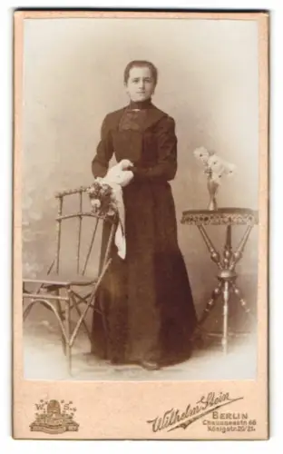 Fotografie Wilhelm Stein, Berlin, Chausseestrasse 66, Frau in langem Kleid mit Stuhl und Tisch