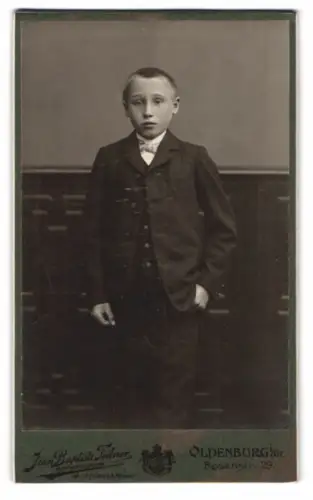 Fotografie Jean Baptiste Feilner, Oldenburg, Rosenstrasse 29, Junge im Anzug