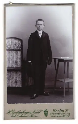 Fotografie H. Greifenhagen Nachf., Berlin, Brunnenstr. 17-18, Junge im feinen Anzug