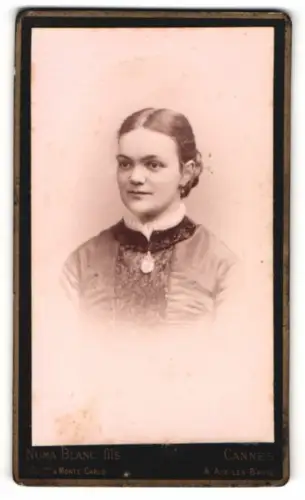 Fotografie Numa Blanc Fils, Cannes, Porträt einer eleganten Dame