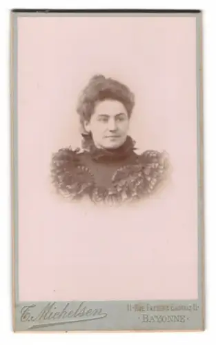 Fotografie C. Michelsen, Bayonne, Rue Frederic Bastiat 11, Porträt einer Dame mit elegantem Kleid