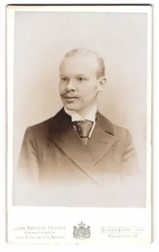 Fotografie Jean Baptiste Feilner, Oldenburg, Rosenstr. 29, Porträt eines Mannes in Anzug