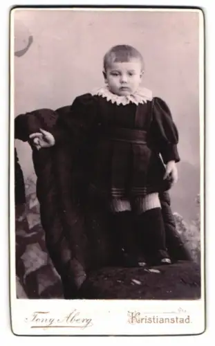 Fotografie Tony Åberg, Kristianstad, Kind im eleganten Kleid