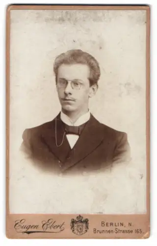 Fotografie Eugen Ebert, Berlin, Brunnen-Strasse 165, Porträt eines eleganten Herrn mit Brille